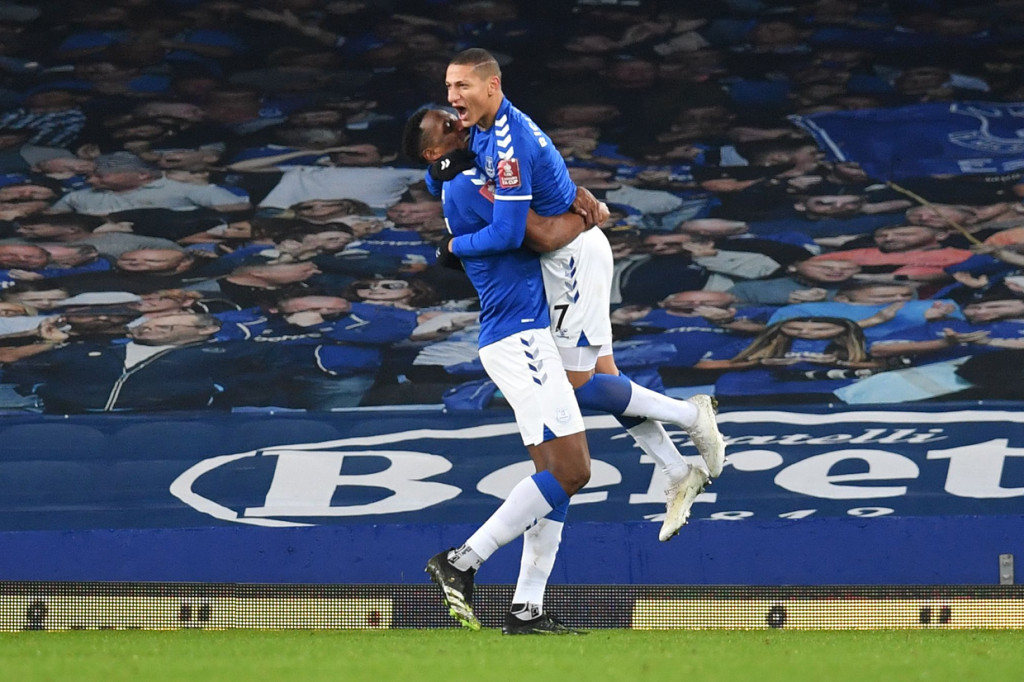 Everton terus berusaha menegaskan perbedaan kelas antara kedua tim, tetapi baru mampu menggandakan keunggulannya pada menit ke-59 melalui sundulan Richarlison menyambut umpan silang James Rodriguez.