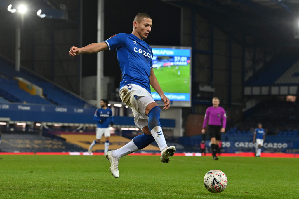 Dua menit kemudian, Richarlison hampir mencetak gol keduanya lagi-lagi dari umpan Rodriguez, tetapi kali ini tembakannya bisa ditepis kiper Joe Wildsmith dan hanya menghasilkan sepak pojok.