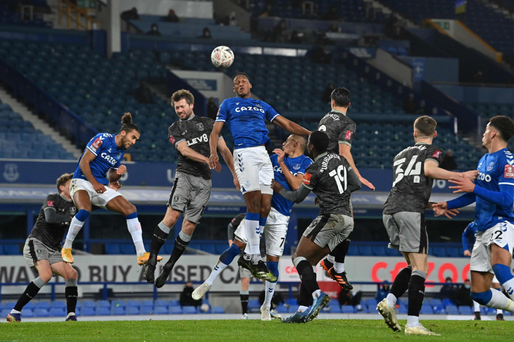 Hasil sepak pojok itu mampu dikonversi oleh Everton menjadi gol ketiga mereka, ketika Yerry Mina menanduk tajam bola kiriman Rodriguez ke pojok kiri atas gawang.