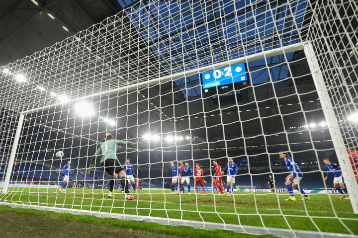 Tidak berhenti di situ, Bayern Muenchen kembali menambah dua gol pada pengujung laga. AFP Photo/Ina Fassbender