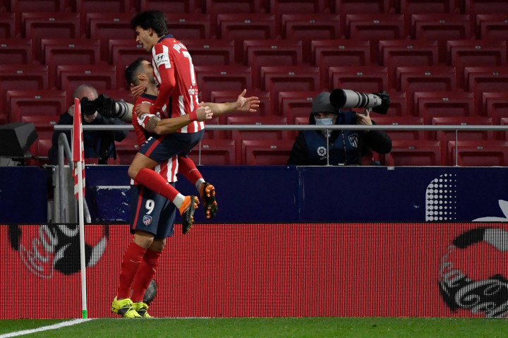 Joao Felix dan Luis Suarez melakukan selebrasi usai mencetak gol ke gawang Valencia.