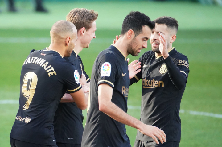 Barcelona meraih kemenangan keempat beruntun di Liga Spanyol. Skuad besutan Ronald Koeman baru saja menumbangkan tuan rumah Elche 2-0, di Stadion Martínez Valero.