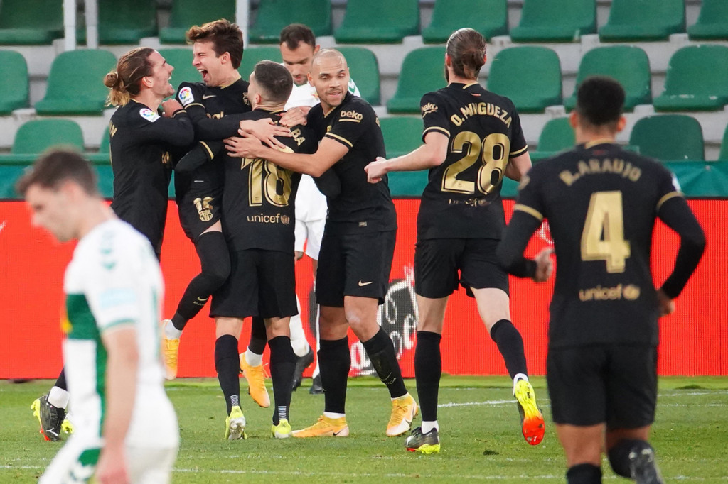 Blaugrana terpaut tiga angka dari Real Madrid yang menempati peringkat kedua. 
