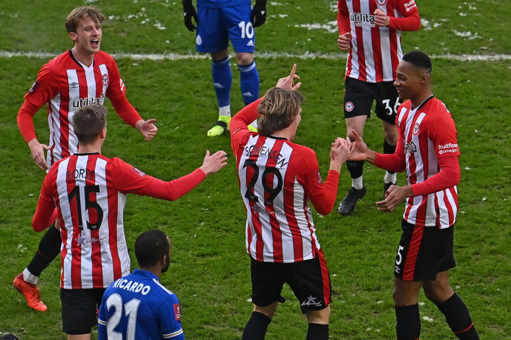 Mads Bech Sorensen melakukan selebrasi usai mencetak gol ke gawang Leicester City.
