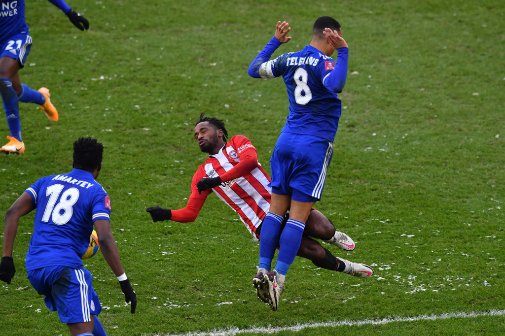 Tertinggal satu gol, pasukan Brendan Rodgers menaikkan intensitas serangan. Namun, sejumlah peluang dari Ayoze Perez, Harvey Barnes, dan Youri Tielemans masih belum bisa membobol gawang Brentford di babak pertama.