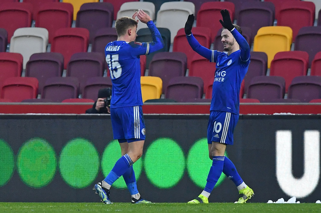 Brentford semakin tertekan, dan Leicester terus menyerang. Pada menit ke-71, tim tamu berhasil mencetak gol ketiga. Sepakan Harvey Barnes dari sisi kiri berhasil ditepis oleh Daniels, namun bola muntah langsung disambar Maddison, mengirim bola masuk ke gawang Brentford.
