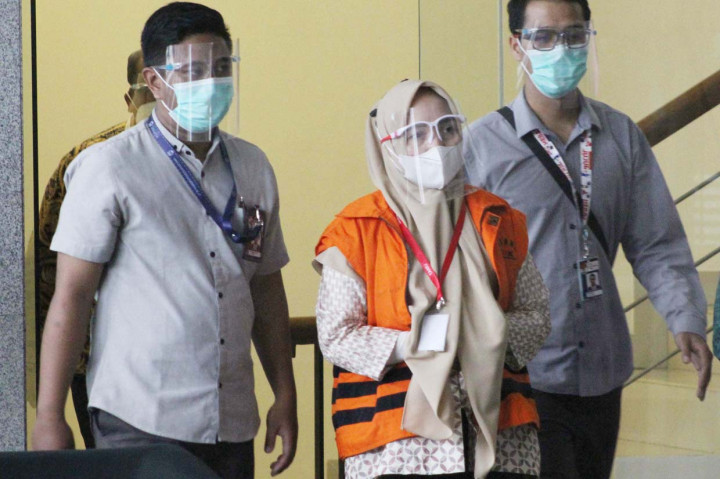 Komisaris Utama PT Ametis Indogeo Prakarsa (AIP) Lissa Rukmi Utari, dikawal petugas Komisi Pemberantasan Korupsi (KPK)saat akan konferensi pers penetapan tersangka baru di Gedung Merah Putih KPK, Jakarta.