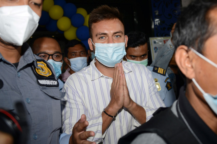 Aksi Sergei menceburkan diri bersama teman perempuannya bernama Alina dengan menggunakan sepeda motor ke laut pernah dilakukannya pada akhir tahun 2020 lalu. Demi sebuah konten, aksi ceburkan diri ke laut sepasang turis Rusia itu diunggah melalui akun Instagram @sergey_kosenko dan @alina_oshutinskaya.