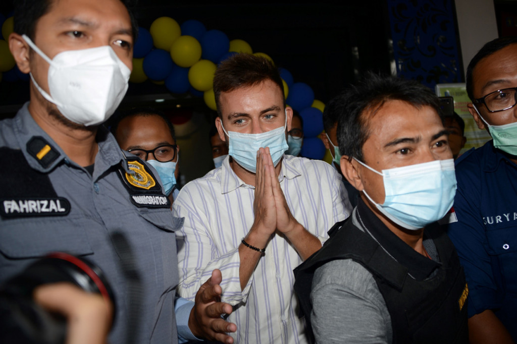 Aksi menceburkan diri ke laut dilakukan Sergei dan Alina di Pelabuhan Tanah Ampo, Karangasem, Bali, Kamis, 10 Desember 2020. Aksinya itu kemudian menjadi viral di media sosial dan mendapat banyak kecaman netizen. Sergei pun meminta maaf atas ulahnya.