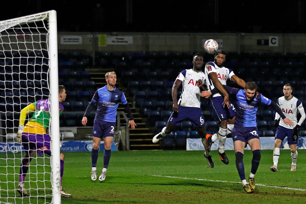 Spurs langsung merespons. Pada menit ke-42 speakan Erik Lamela masih dapat diamankan oleh kiper tuan rumah Ryan Allsopp. Sementara sundulan Japhet Tanganga membentur mistar gawang.