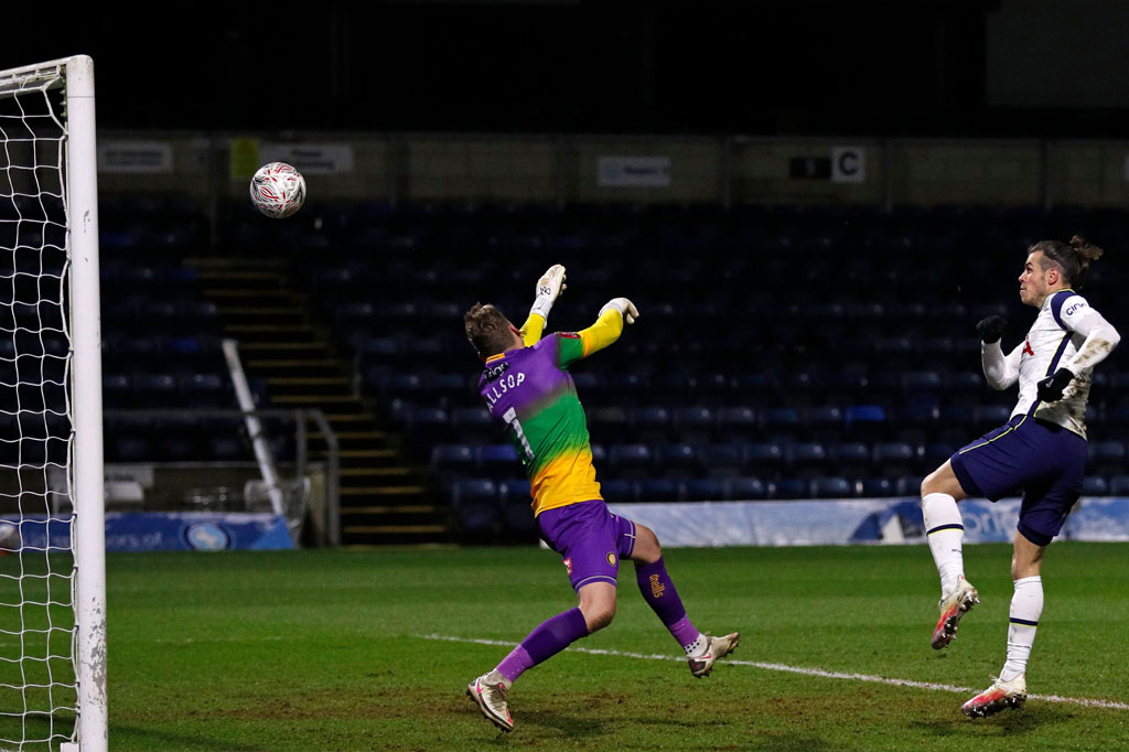 Gareth Bale akhirnya menyamakan kedudukan dengan penyelesaian yang cantik sebelum turun minum. Menerima umpan terobosan dari Lucas Moura, Bale dengan cerdik berhasil memperdaya Allsopp. skor menjadi imbang 1-1.