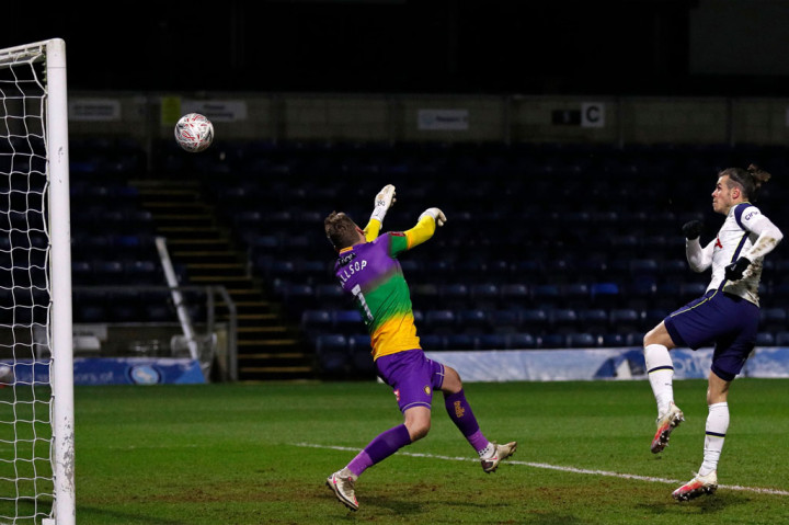 Gareth Bale akhirnya menyamakan kedudukan dengan penyelesaian yang cantik sebelum turun minum. Menerima umpan terobosan dari Lucas Moura, Bale dengan cerdik berhasil memperdaya Allsopp. skor menjadi imbang 1-1.
