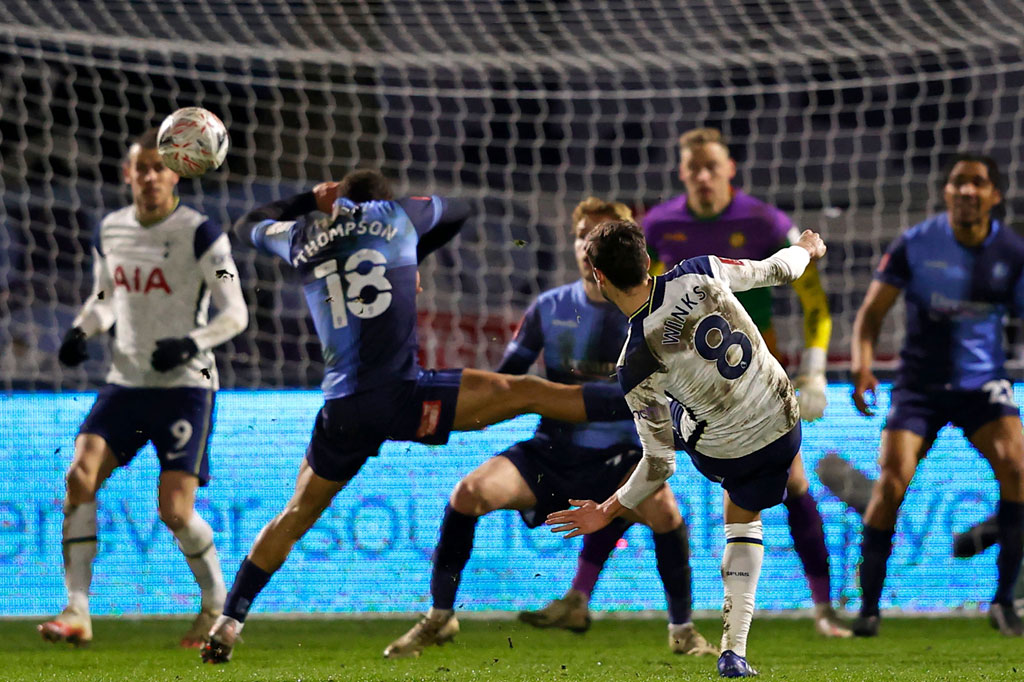 Pada menit ke-86 Spurs benar-benar berhasil membalikkan keunggulan lewat Harry winks. Memanfaatkan bola liar, Winks melepaskan tembakan keras ke sudut kiri gawang tuan rumah. 
