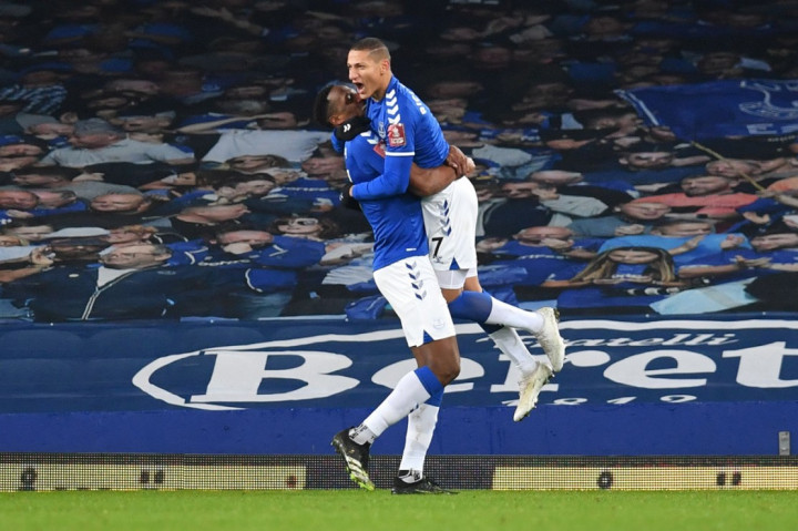 Everton berhasil melaju ke babak kelima Piala FA musim ini, usai menang telak 3-0 atas tim divisi Championship, Sheffield Wednesday, di babak keempat yang digelar di Goodison Park, Senin, 25 Januari 2021, dini hari WIB.