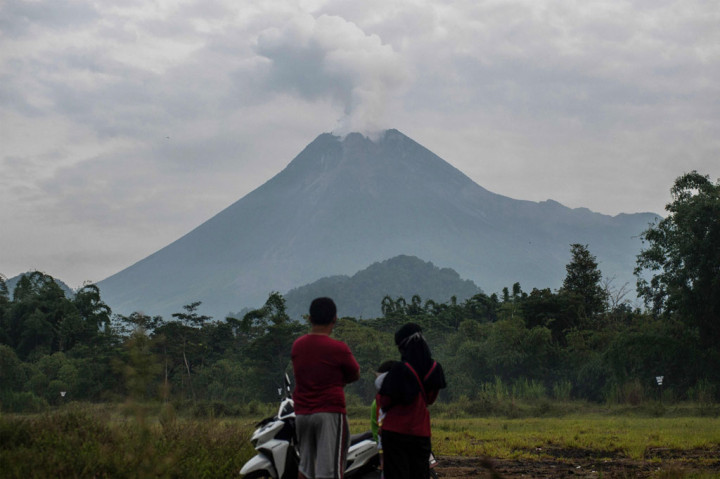 Gunung Merapi di perbatasan Jawa Tengah dan Daerah Istimewa Yogyakarta pada Selasa, 26 Januari 2021 pagi mengeluarkan awan panas guguran satu kali dengan jarak luncur maksimum sejauh 1.000 meter ke hulu Kali Krasak dan Boyong.