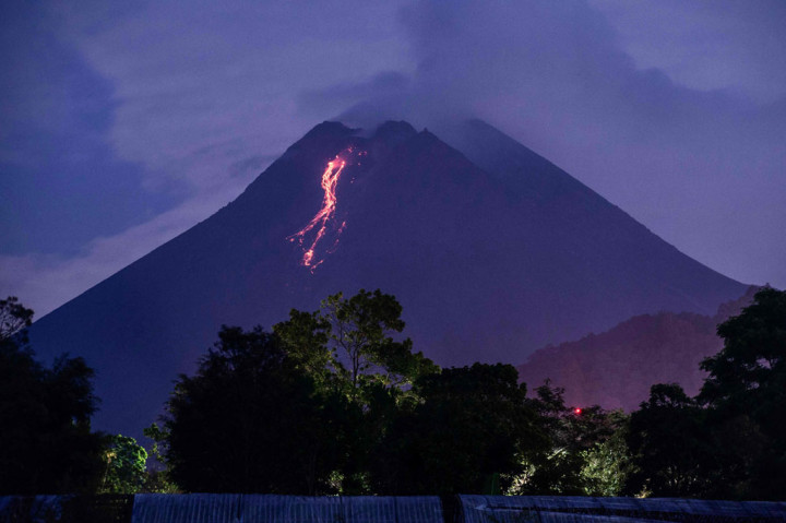 Kepala Balai Penyelidikan dan Pengembangan Teknologi Kebencanaan Geologi (BPPTKG), Hanik Humaida melalui keterangan resminya di Yogyakarta, Selasa, mengatakan guguran awan panas yang terjadi pada pukul 05.01 WIB itu memiliki tinggi kolom 400 meter dan tercatat di seismograph dengan amplitudo 25 mm berdurasi 104.08 detik.