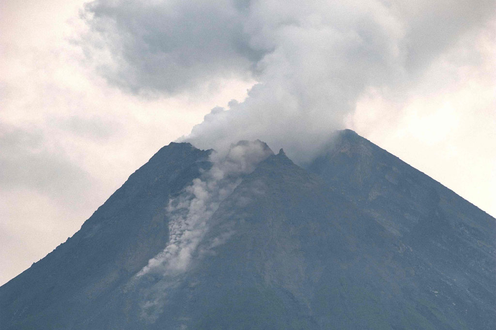 Selain awan panas guguran, pada periode pengamatan sejak pukul 00.00 sampai 06.00 WIB, BPPTKG mencatat 26 kali guguran lava pijar dengan jarak luncur maksimum 1.000 meter yang mengarah ke hulu Kali Krasak dan Boyong.