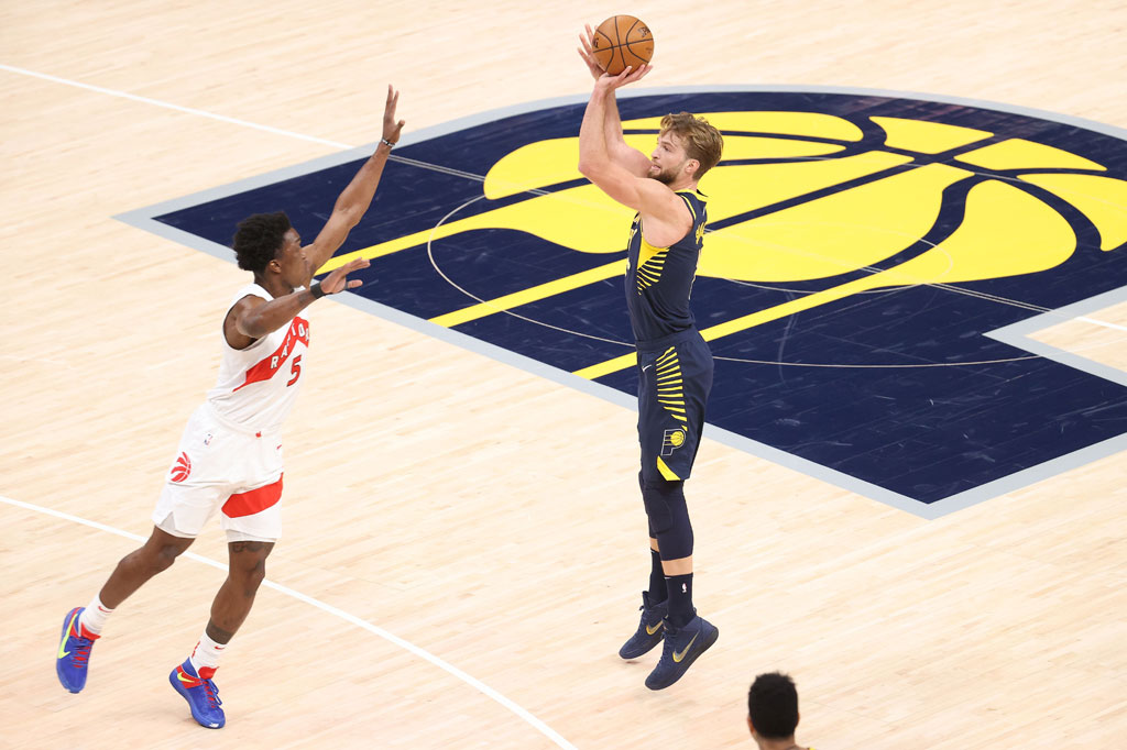 Pemain Indiana Domantas Sabonis mencetak 11 poin sebelum meninggalkan lapangan karena cedera lutut pada akhir kuarter pertama setelah bertabrakan dengan pemain Toronto Kyle Lowry dan tidak kembali ke lapangan. 