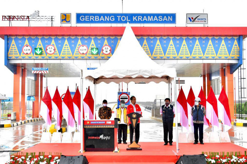 Presiden Joko Widodo meresmikan Tol Kayu Agung-Palembang, Sumatera Selatan. Ruas Tol Trans Sumatra sepanjang 42,5 kilometer itu dapat digunakan mulai hari ini.