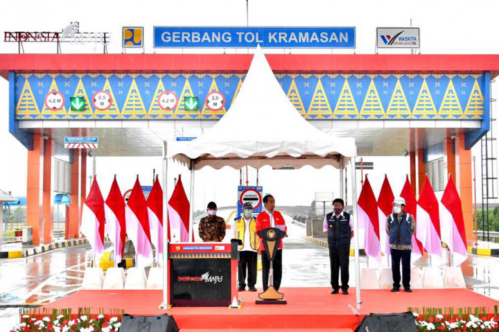 Presiden Joko Widodo meresmikan Tol Kayu Agung-Palembang, Sumatera Selatan. Ruas Tol Trans Sumatra sepanjang 42,5 kilometer itu dapat digunakan mulai hari ini.