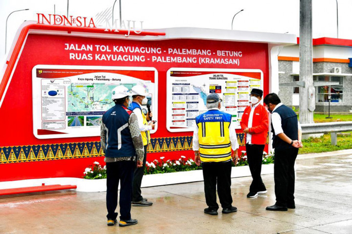 Kepala Negara menyebut jalan tol memangkas waktu perjalanan hingga 75 persen.