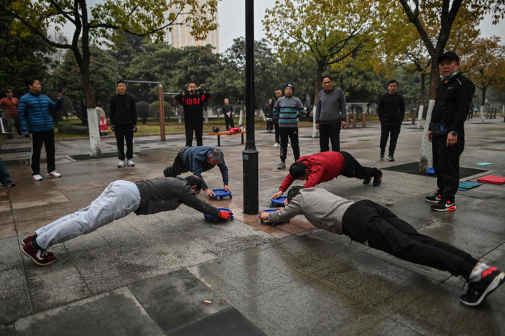 Di sebuah taman di samping Sungai Yangtze, terlihat banyak orang yang sedang berolahraga. Ada pula yang sedang berlatih tai chi.
