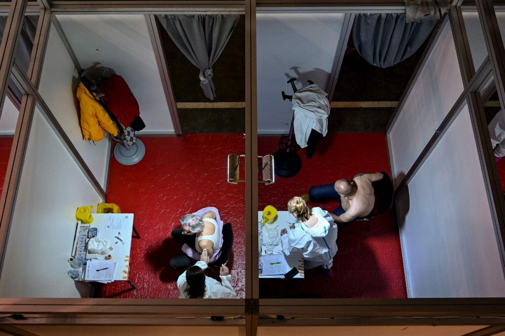 Warga menerima vaksin Covid-19 di pusat vaksinasi makeshift Beograd Fair, Serbia.