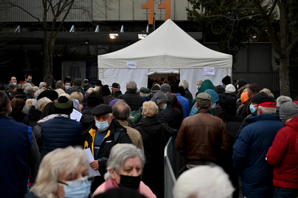 Orang-orang mengantre untuk vaksinasi Covid-19 di pusat vaksinasi makeshift Beograd Fair, Serbia, Senin, 25 Januari 2021. 
