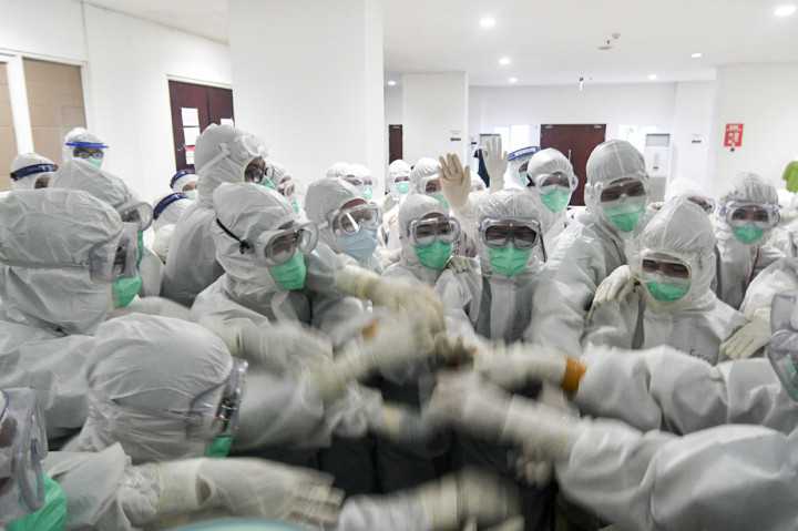 Tenaga kesehatan melakukan persiapan sebelum bertugas di RS Darurat Covid-19 Wisma Atlet Kemayoran, Jakarta. Berdasarkan data Satuan Tugas Penanganan Covid-19 pada Selasa, 26 Januari 2021, pukul 12.00 WIB, total ada 1.012.350 kasus Covid-19 di Tanah Air, terhitung sejak diumumkannya kasus perdana pada 2 Maret 2020.