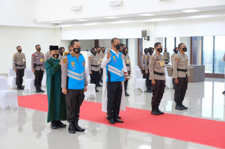 Kapolda Riau Irjen Pol Agung Setya Imam Effendi menyaksikan pembacaan sumpah panitia dan peserta pakta integritas peserta seleksi SIP TA 2021 di ruang Tribrata lantai lima Gedung Utama Markas Komando Polda Riau jalan Pattimura no 13 Kota Pekanbaru, Selasa, 26 Januari 2021.