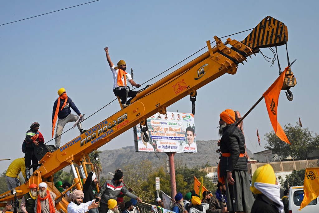 Konvoi traktor ini menyebabkan kemacetan parah di jalan raya utama di India bagian utara.