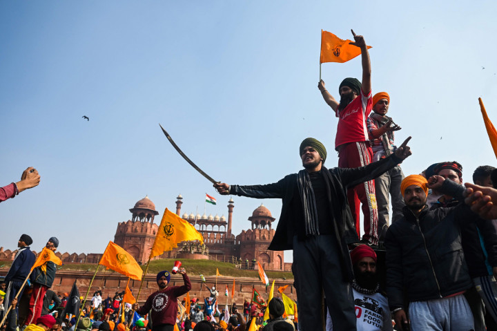 Beberapa petani yang mengibarkan bendera di tiga jalan utama menyerbu barikade keamanan dan masuk ke New Delhi, ibu kota India.