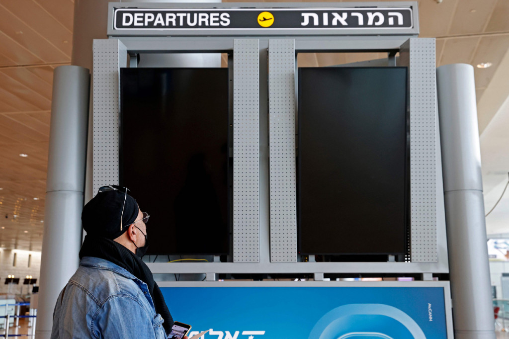 Bandara internasional utama Israel tersebut kosong setelah pemerintah menyetujui penutupan selama untuk menghentikan penyebaran Covid-19 dan jenis virus Corona baru.