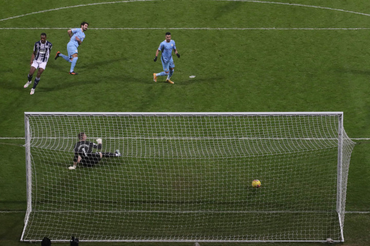 Pada menit ke-30 City sukses menambah keunggulan mereka melalui gol kedua Gundogan yang menyambar bola sapuan kurang sempurna dari pertahanan West Brom.