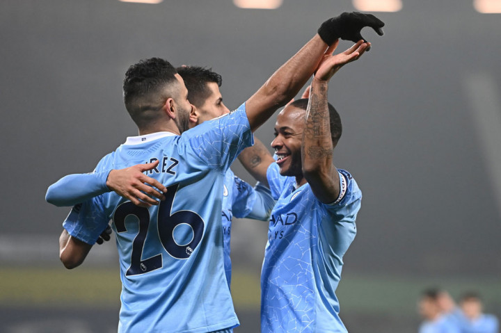 Raheem Sterling (kanan) melakukan selebrasi bersama rekan-rekan setimnya usai mencetak gol ke gawang West Brom.