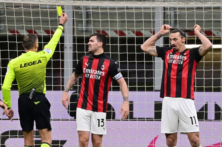 Di akhir babak pertama sedikit dinodai perseteruan Ibrahimovic dengan Lukaku, yang membuat keduanya harus dipisahkan rekan-rekan setimnya. Kedua mantan penyerang Manchester United itu kemudian diganjar kartu kuning.