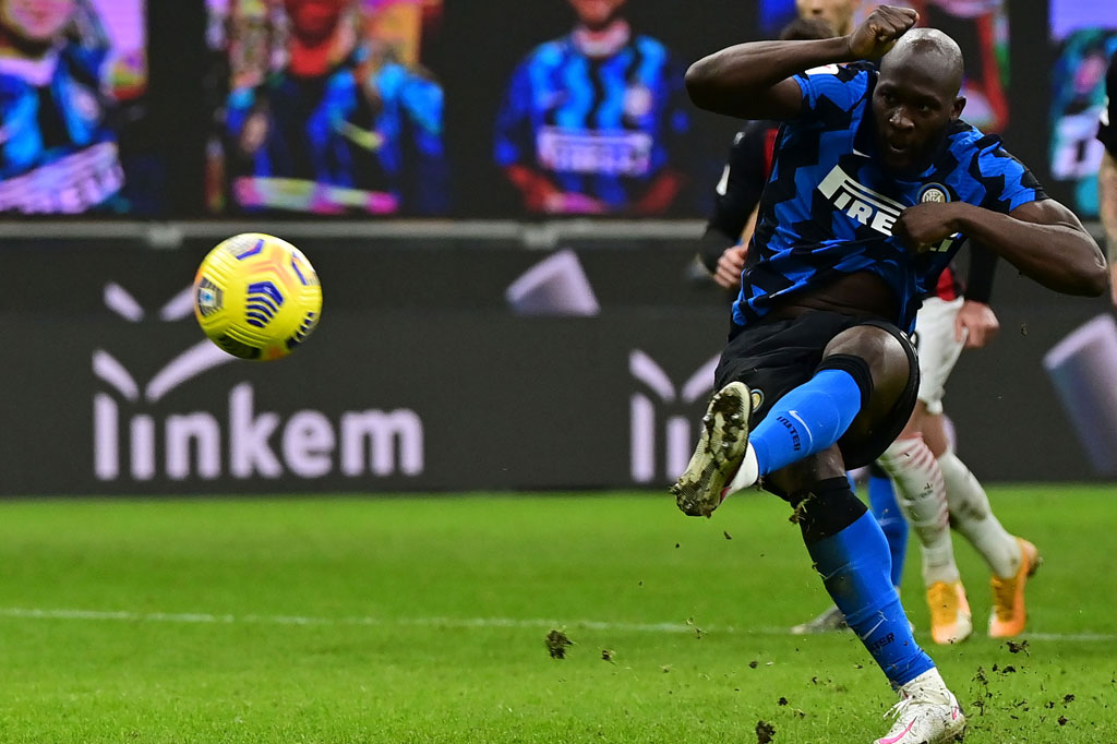 Unggul jumlah pemain membuat Inter semakin agresif menyerang. Mereka kemudian mendapat hadiah penalti setelah Leao menjatuhkan Barella di kotak terlarang. Wasit sebenarnya tidak melihat kejadian itu dengan jelas, namun ia mengambil keputusan dengan melihat tinjauan VAR dan eksekusi penalti pun diambil dengan sempurna oleh Lukaku.