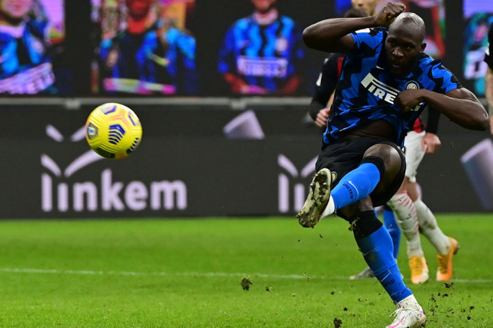 Unggul jumlah pemain membuat Inter semakin agresif menyerang. Mereka kemudian mendapat hadiah penalti setelah Leao menjatuhkan Barella di kotak terlarang. Wasit sebenarnya tidak melihat kejadian itu dengan jelas, namun ia mengambil keputusan dengan melihat tinjauan VAR dan eksekusi penalti pun diambil dengan sempurna oleh Lukaku.