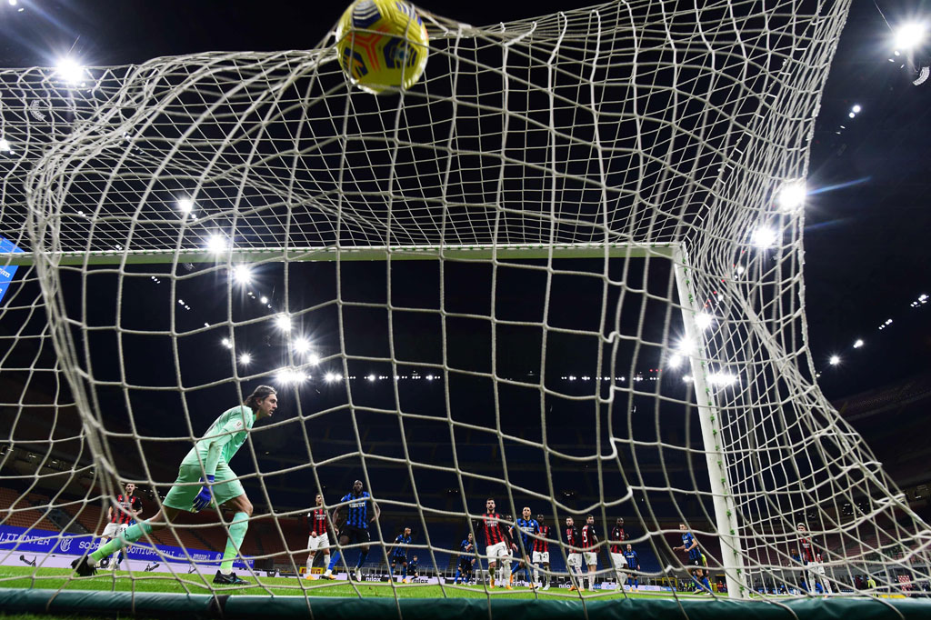 Inter akhirnya berhasil menjebol gawang Tatarusanu untuk kedua kalinya pada menit ke90+7 lewat tendangan bebas Christian Eriksen dari tepi kotak penalti. Sepakan melengkung terarah Eriksen meluncur deras ke sudut kiri gawang Milan untuk memastikan kemenangan Nerrazurri menjadi 2-1.