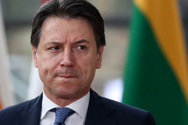 Krisis politik yang kian mendalam berlangsung dengan dilatarbelakangi pandemi covid-19, yang telah menelan lebih dari 86.000 warga Italia. Jumlah itu merupakan angka kematian tertinggi kedua di Eropa setelah Inggris dan tertinggi keenam di dunia.