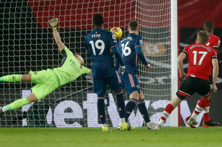 Dari sepak pojok, James Ward-Prowse mengirim umpan silang yang disambar tendangan voli Stuart Armstrong dan bersarang ke pojok kanan atas gawang kiper Bernd Leno.