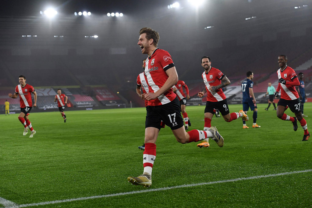 Southampton yang berusaha kembali ke jalur kemenangan mengawali pertandingan dengan baik dan memimpin atas tamunya tiga menit setelah laga dimulai mula lewat Stuart Armstrong.