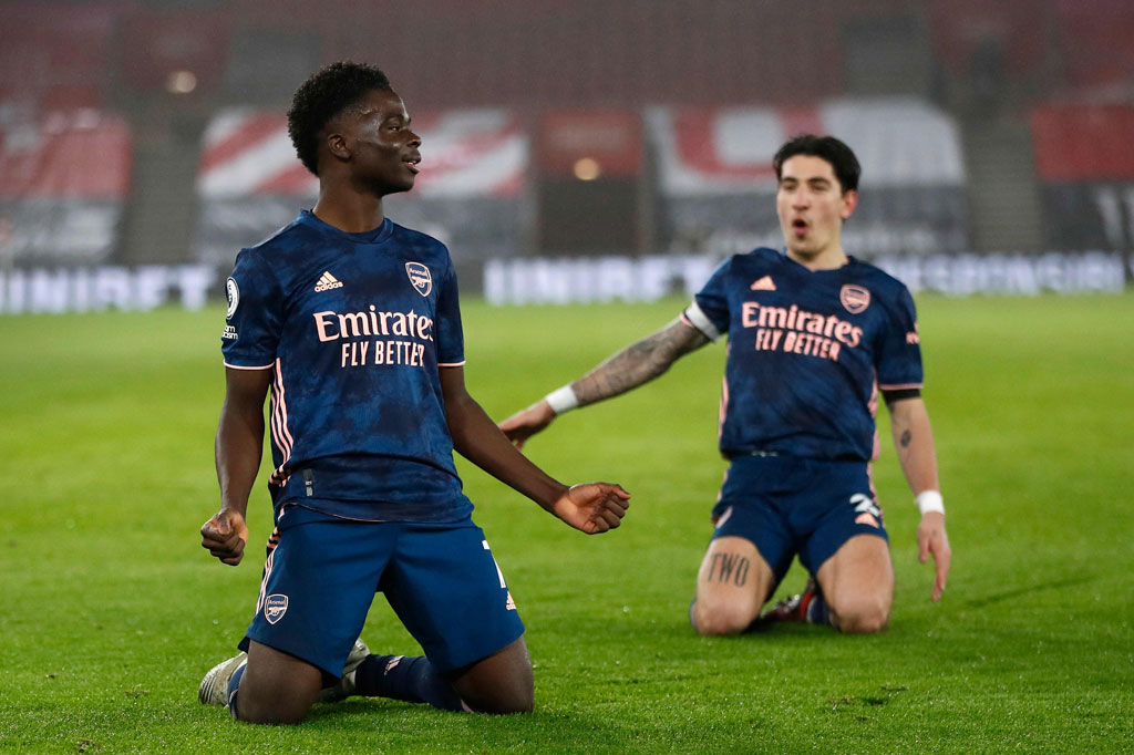 Kedua tim terus bermain agresif dan pada menit ke-39 Arsenal mampu membalikkan keunggulan melalui aksi Bukayo Saka yang mengejar umpan terobosan Alexandre Lacazette untuk mengecoh kiper Alex McCarthy yang meninggalkan sarangnya sebelum melesakkan bola ke gawang tak bertuan. Skor 2-1 untuk tim tamu.