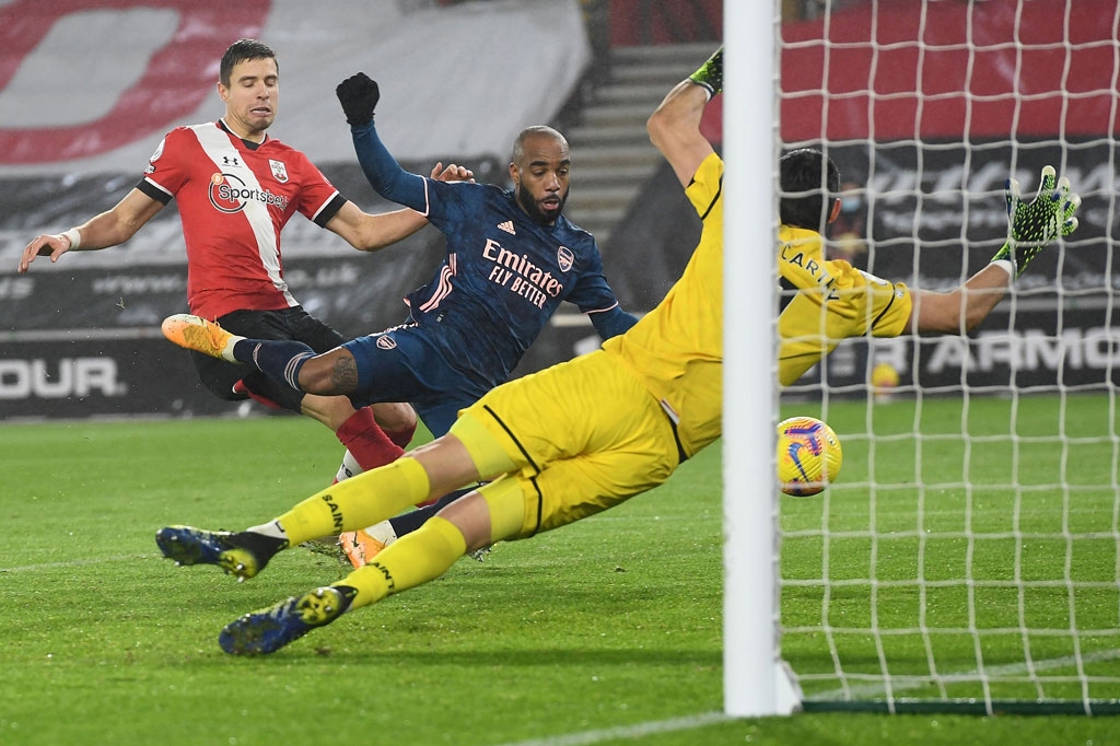 Alih-alih mencetak gol balasan, pada menit ke-72 justru gawang Southampton yang kebobolan lagi lewat Lacazette yang menyambut umpan tarik Saka di area tiang jauh untuk membawa Arsenal memimpin 3-1 pada menit ke-72.