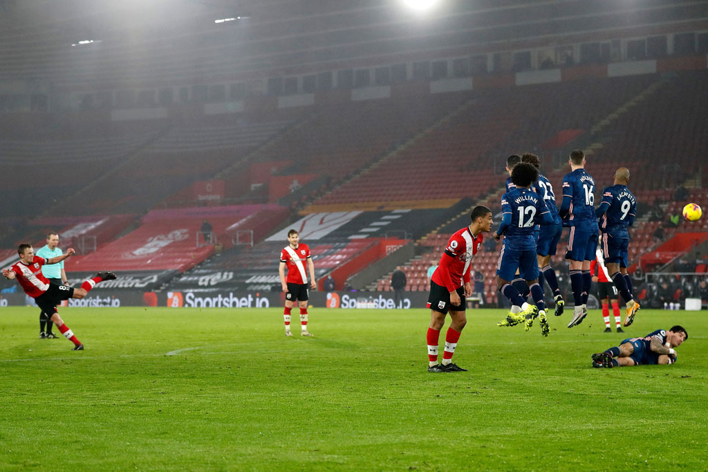 Empat menit jelang bubaran waktu normal, Southampton hampir memperkecil ketertinggalan lewat eksekusi tendangan bebas James Ward-Prowse yang melewati pagar hidup tim tamu. Beruntung Leno mampu membaca arah bola dan mengamankan gawang Arsenal.