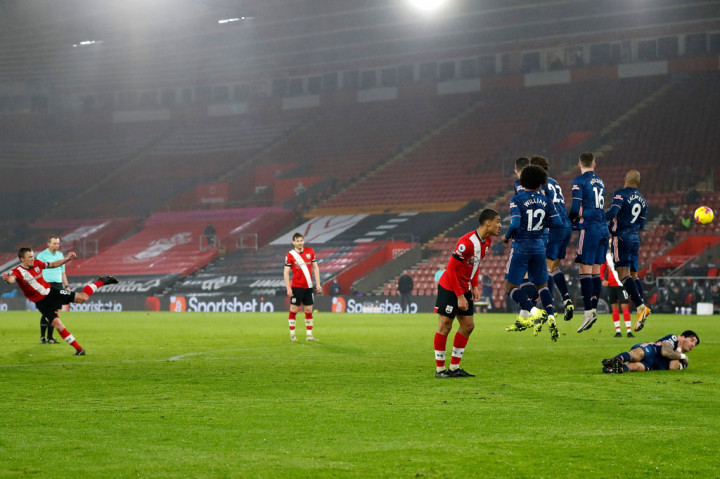 Empat menit jelang bubaran waktu normal, Southampton hampir memperkecil ketertinggalan lewat eksekusi tendangan bebas James Ward-Prowse yang melewati pagar hidup tim tamu. Beruntung Leno mampu membaca arah bola dan mengamankan gawang Arsenal.