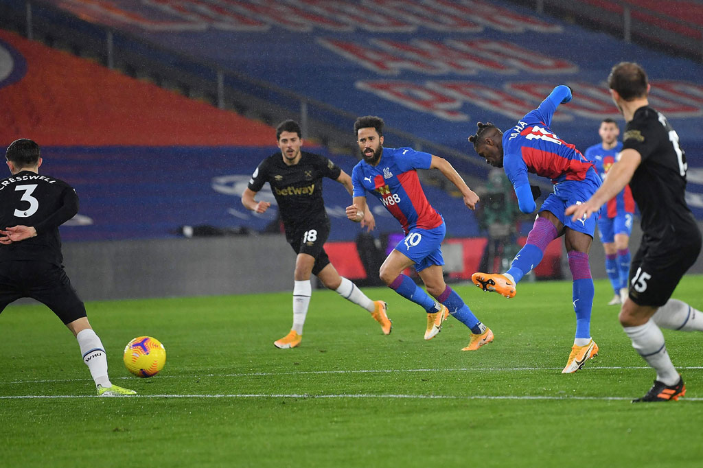 Crystal Palace sebetulnya membuka pertandingan dengan baik dan membuka keunggulan hanya tiga menit selepas sepak mula lewat gol Wilfried Zaha.
Menerima bola di luar kotak penalti, Zaha melakukan kerja sama umpan satu dua bersama Christian Benteke sebelum menyelesaikannya dengan sepakan tajam ke pojok kiri bawah gawang tim tamu.