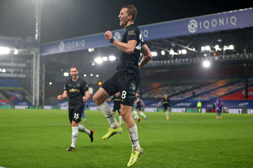 Pada menit ke-25, West Ham sukses berbalik memimpin lewat gol kedua Soucek. Wasit Stuart Attwell sempat berkonsultasi dengan VAR atas dugaan offside sebelum mengesahkan gol yang membuat West Ham unggul 2-1 tersebut.