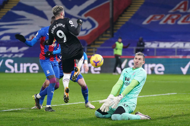 The Hammers memasuki babak kedua dengan intensitas serangan yang sama tingginya, tetapi dua peluang mereka lewat Said Benrahma dan Vladimir Coufal kembali digagalkan oleh kiper Palace, Vicente Guaita.