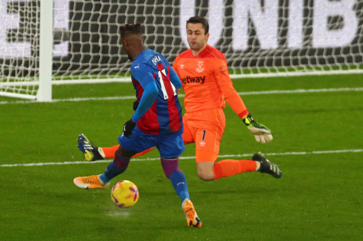 Keunggulan dua gol membuat West Ham memilih sedikit bertahan dalam 10 menit terakhir pertandingan dan strategi itu hampir menjadi bumerang. Beruntung peluang Palace lewat tembakan Zaha dan James McArthur masih melenceng dari sasaran.